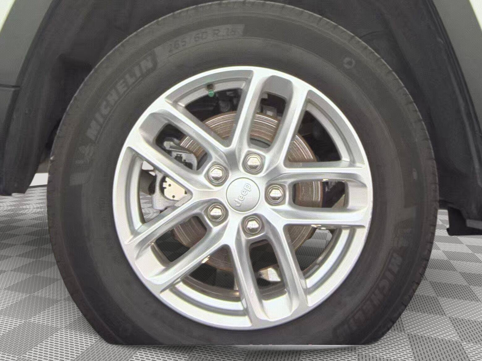 Used 2024 Jeep Grand Cherokee Laredo X RWD image 15