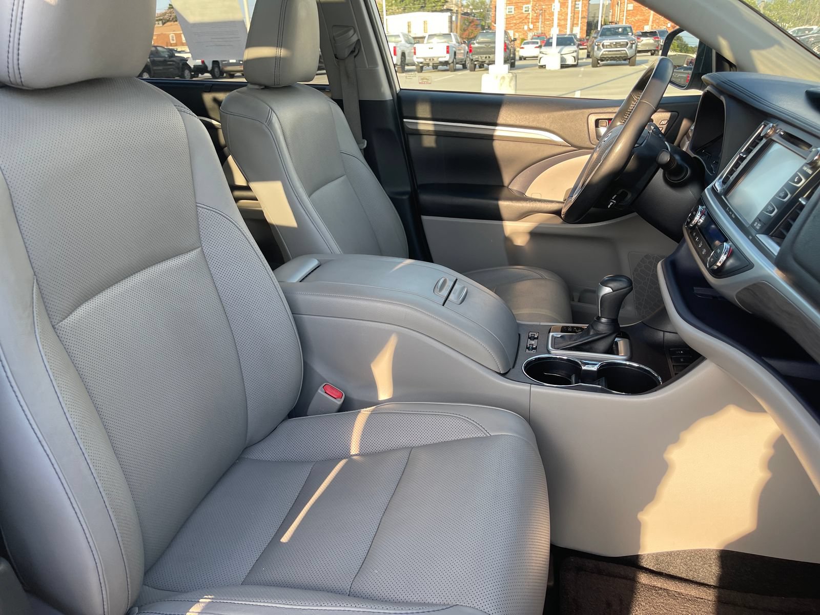Used 2019 Toyota Highlander Limited Platinum FWD image 24