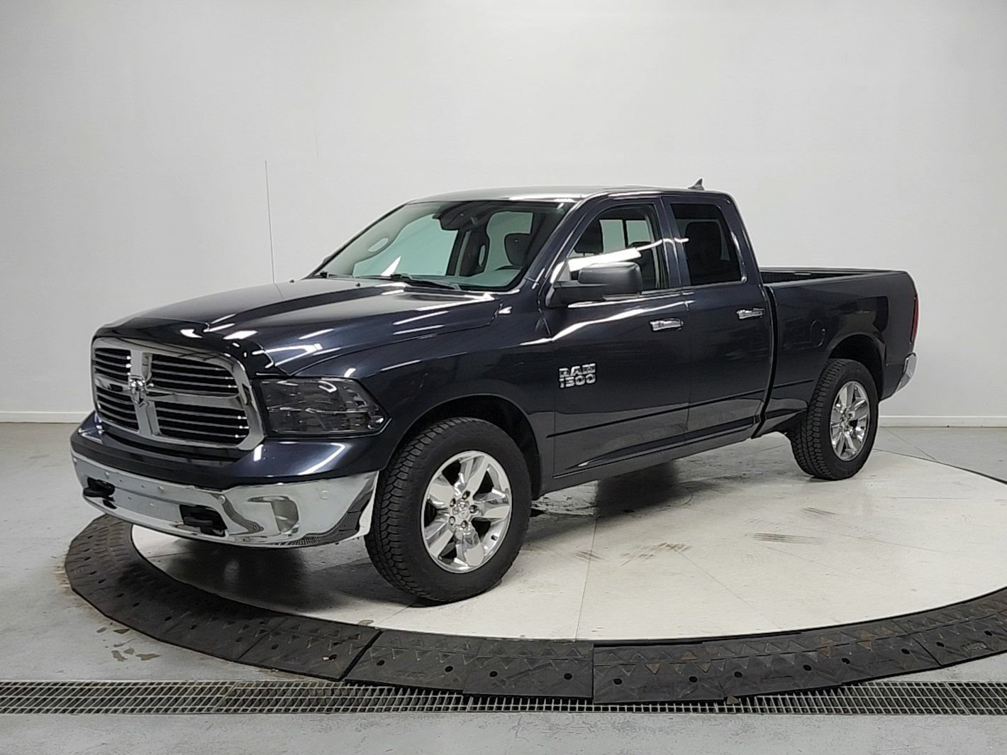 Used 2018 RAM 1500 SLT AWD/4WD image 3