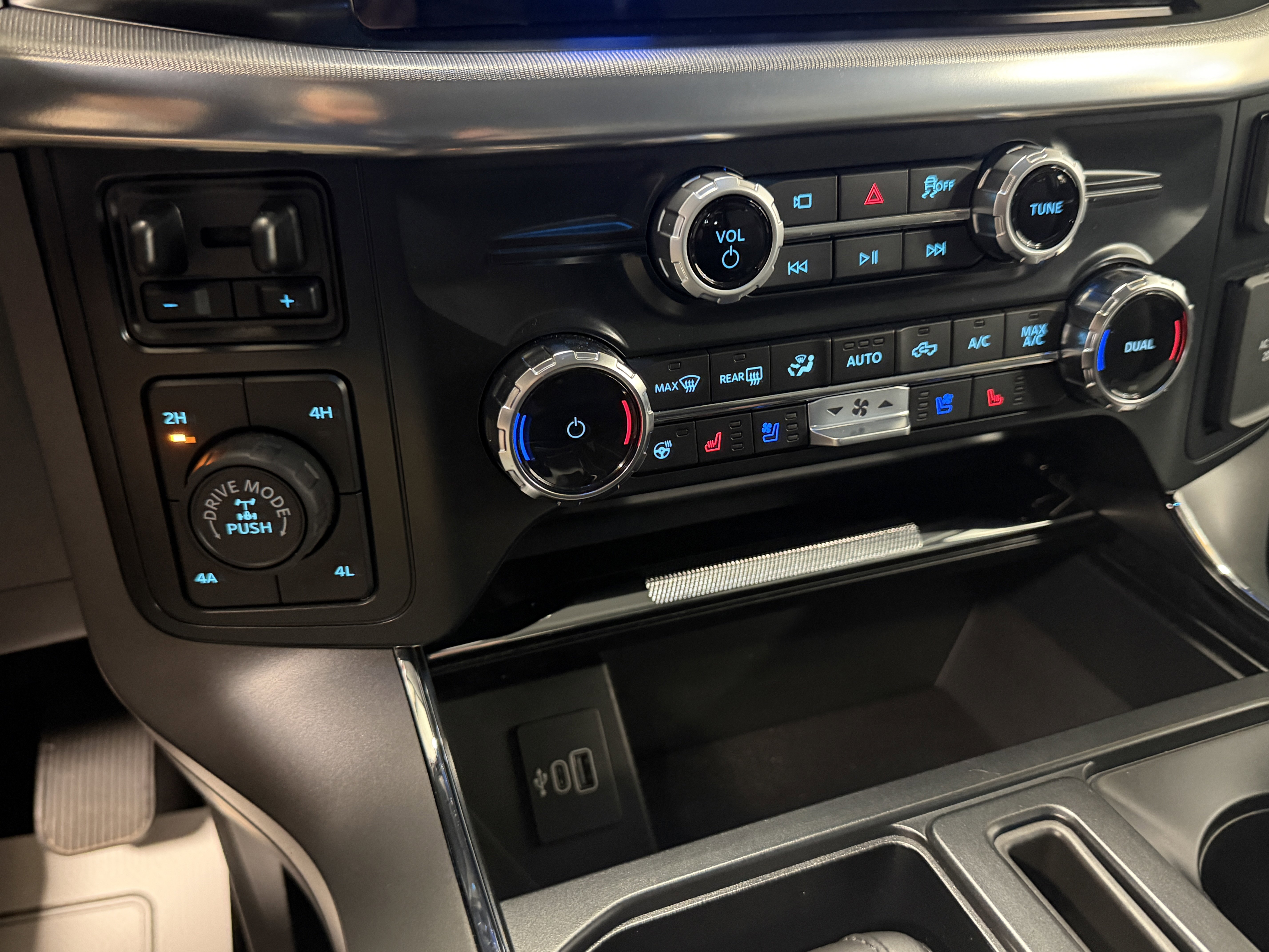 Used 2025 Ford F150 Lariat w/ Equipment Group 501A Mid image 13