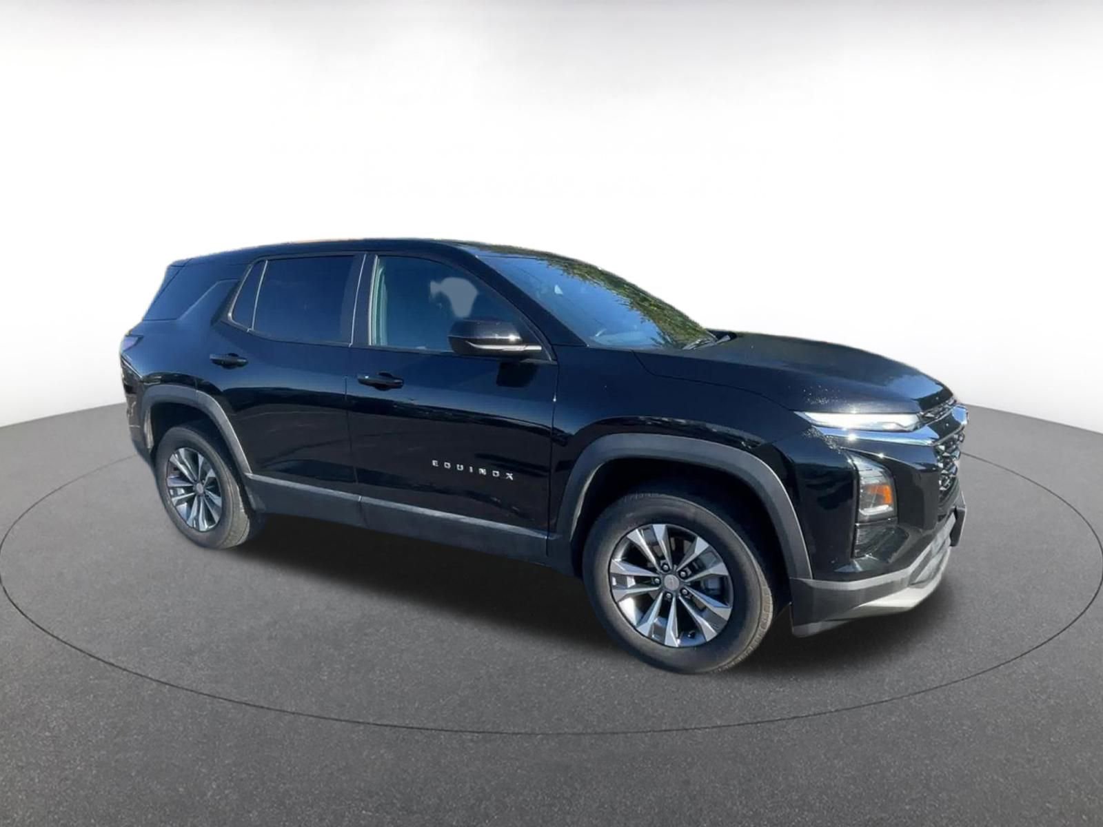 Used 2025 Chevrolet Equinox LT image 2