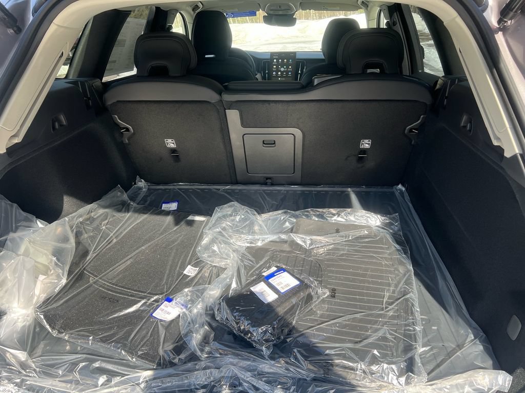 New 2026 Volvo XC60 B5 Plus w/ Protection Package Premier AWD/4WD image 24