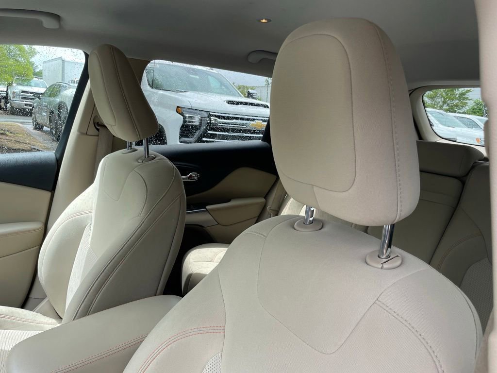 Used 2019 Jeep Cherokee Latitude w/ Popular Appearance Group FWD image 24