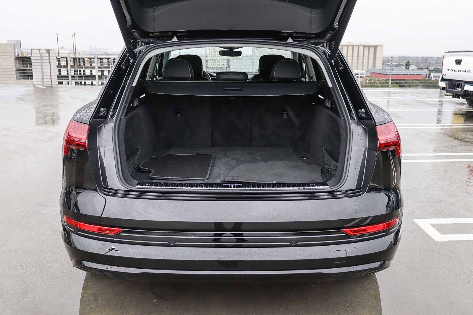 Used 2023 Audi e-tron Premium w/ Convenience Plus Package image 37