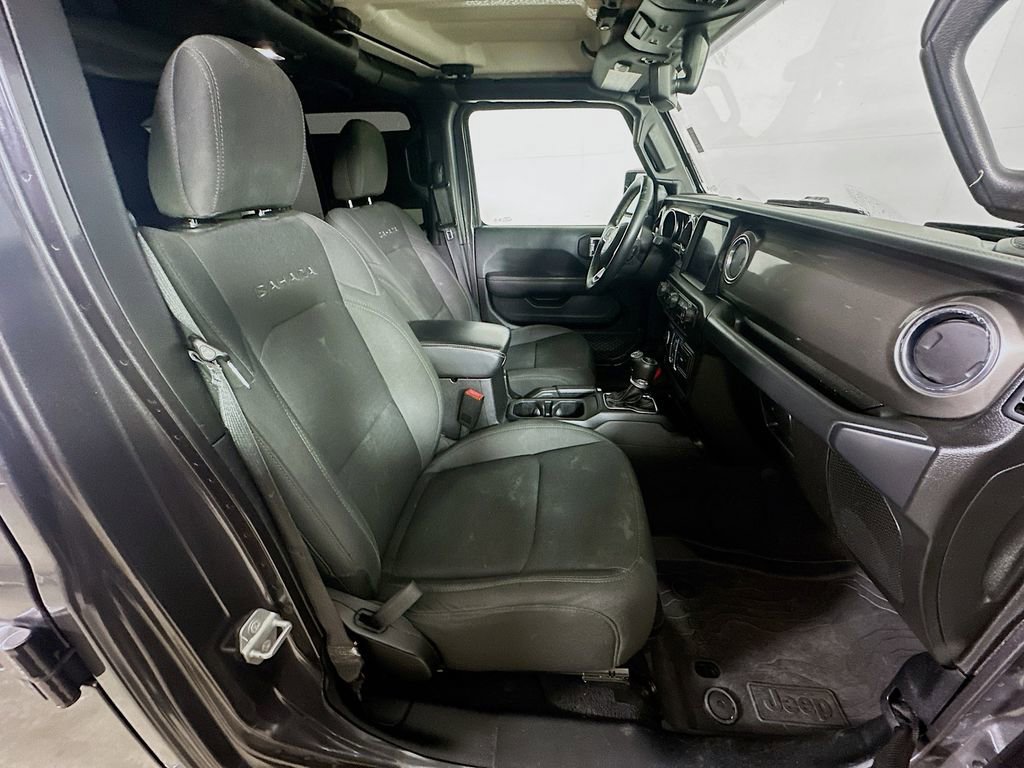 Used 2018 Jeep Wrangler Unlimited Sahara AWD/4WD image 12