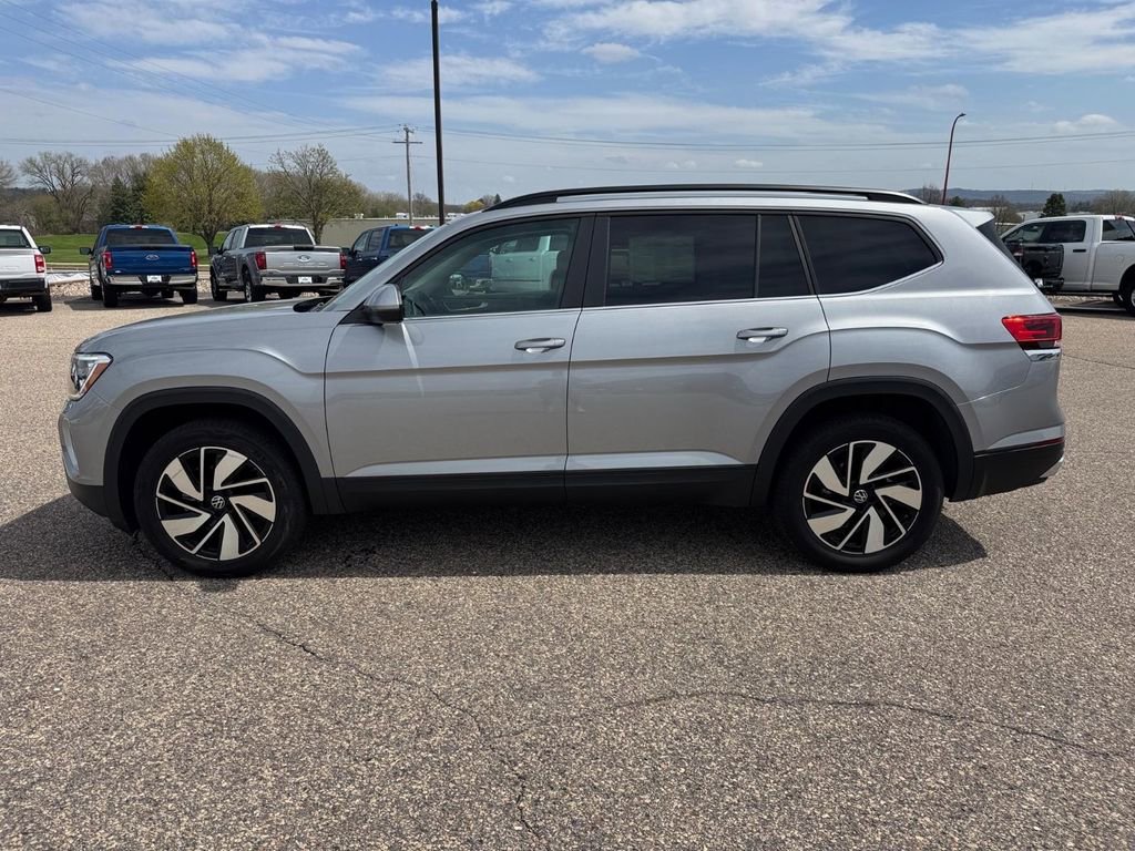 Used 2025 Volkswagen Atlas SE image 2