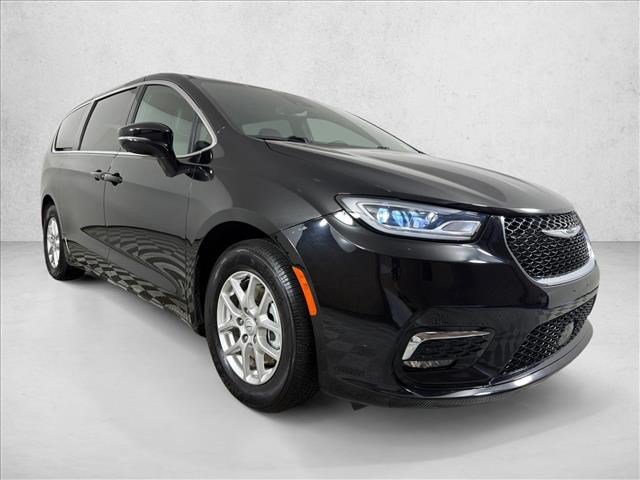 Used 2025 Chrysler Pacifica Select
