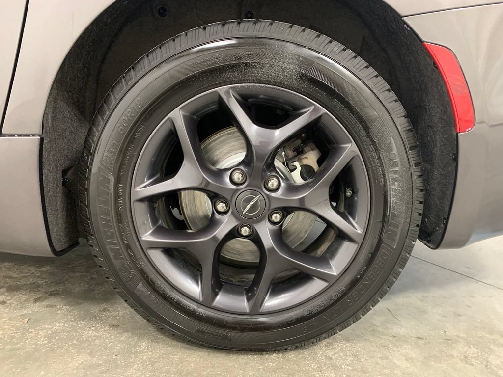 Used 2019 Chrysler Pacifica Touring-L Plus w/ Advanced Safetytec Group FWD image 5