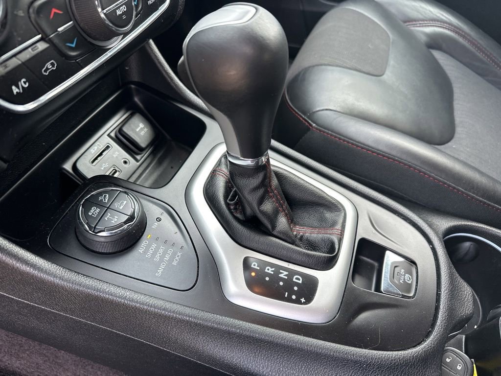 Used 2018 Jeep Cherokee Trailhawk w/ Cold Weather Group image 28