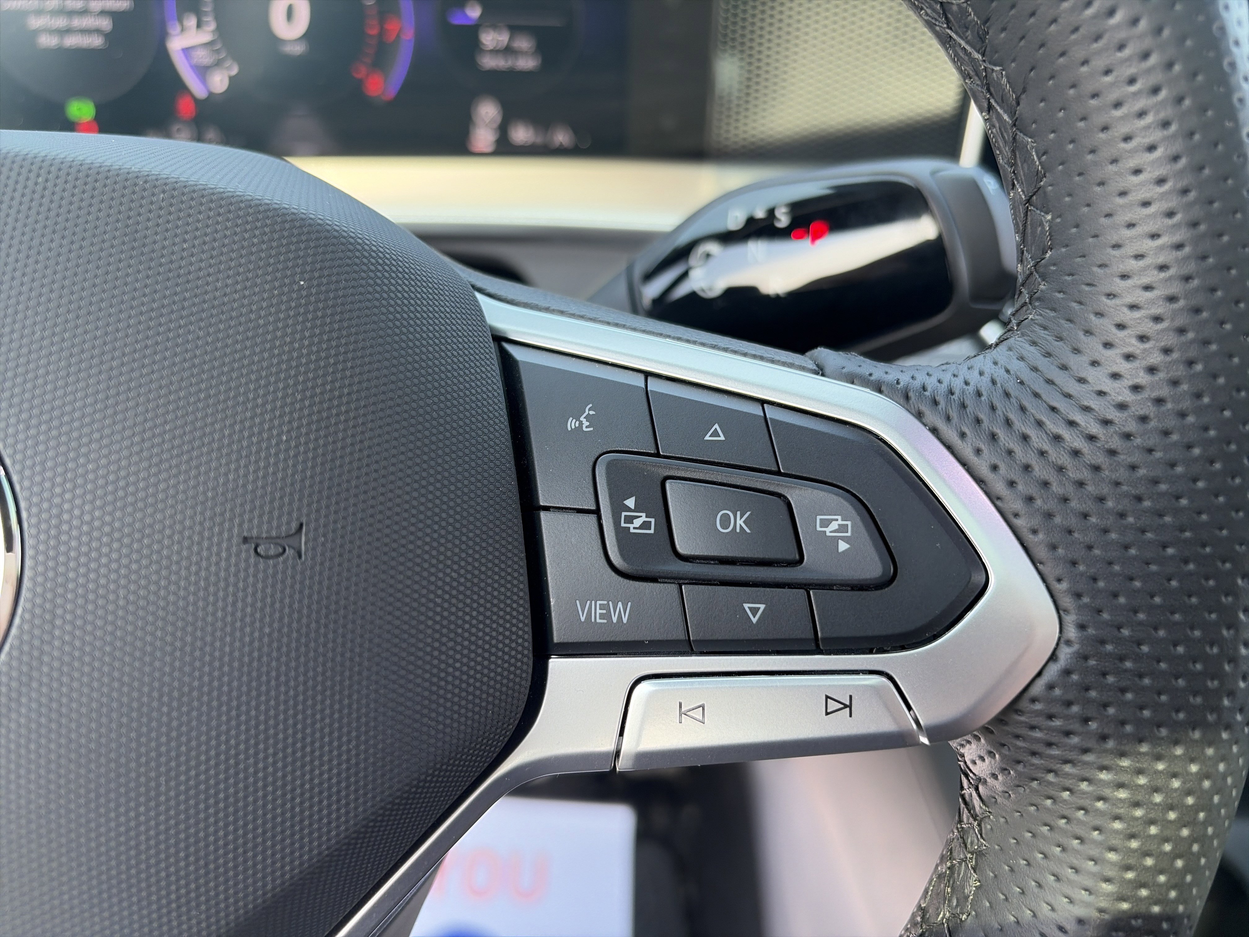 Used 2025 Volkswagen Tiguan SE R-Line AWD/4WD image 46