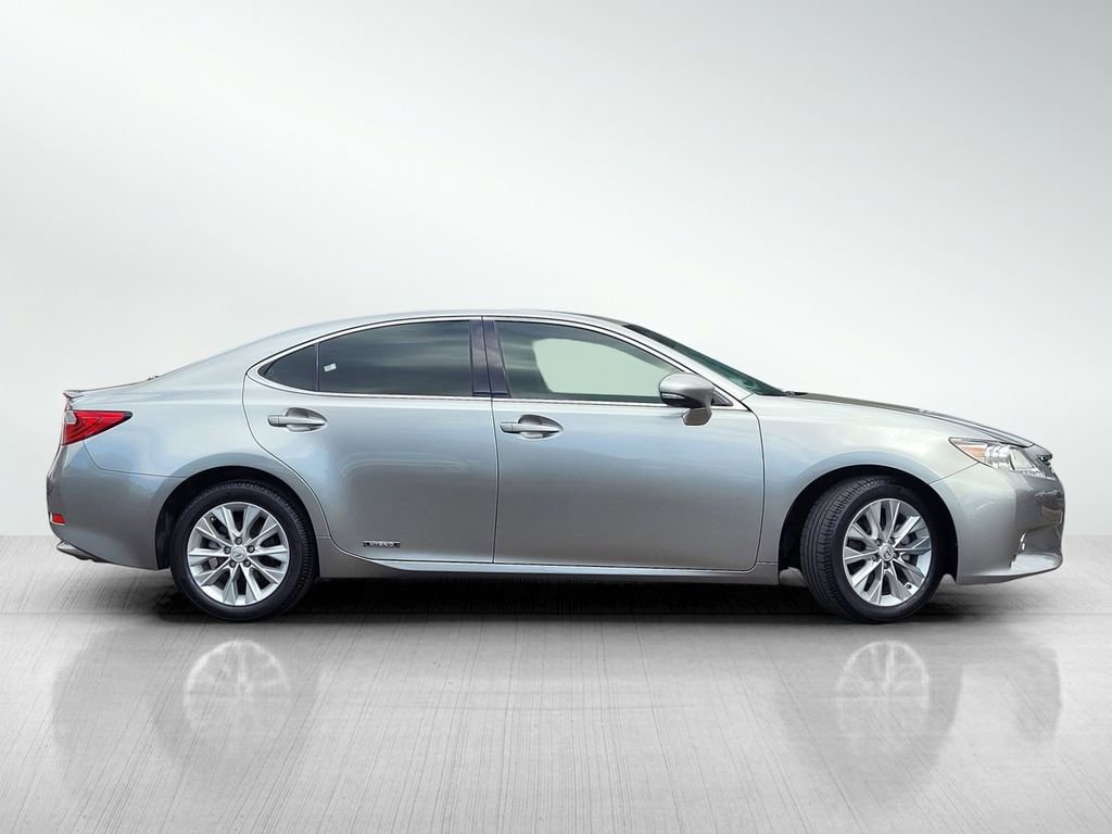 Used 2015 Lexus ES 300h w/ Navigation System Package image 3