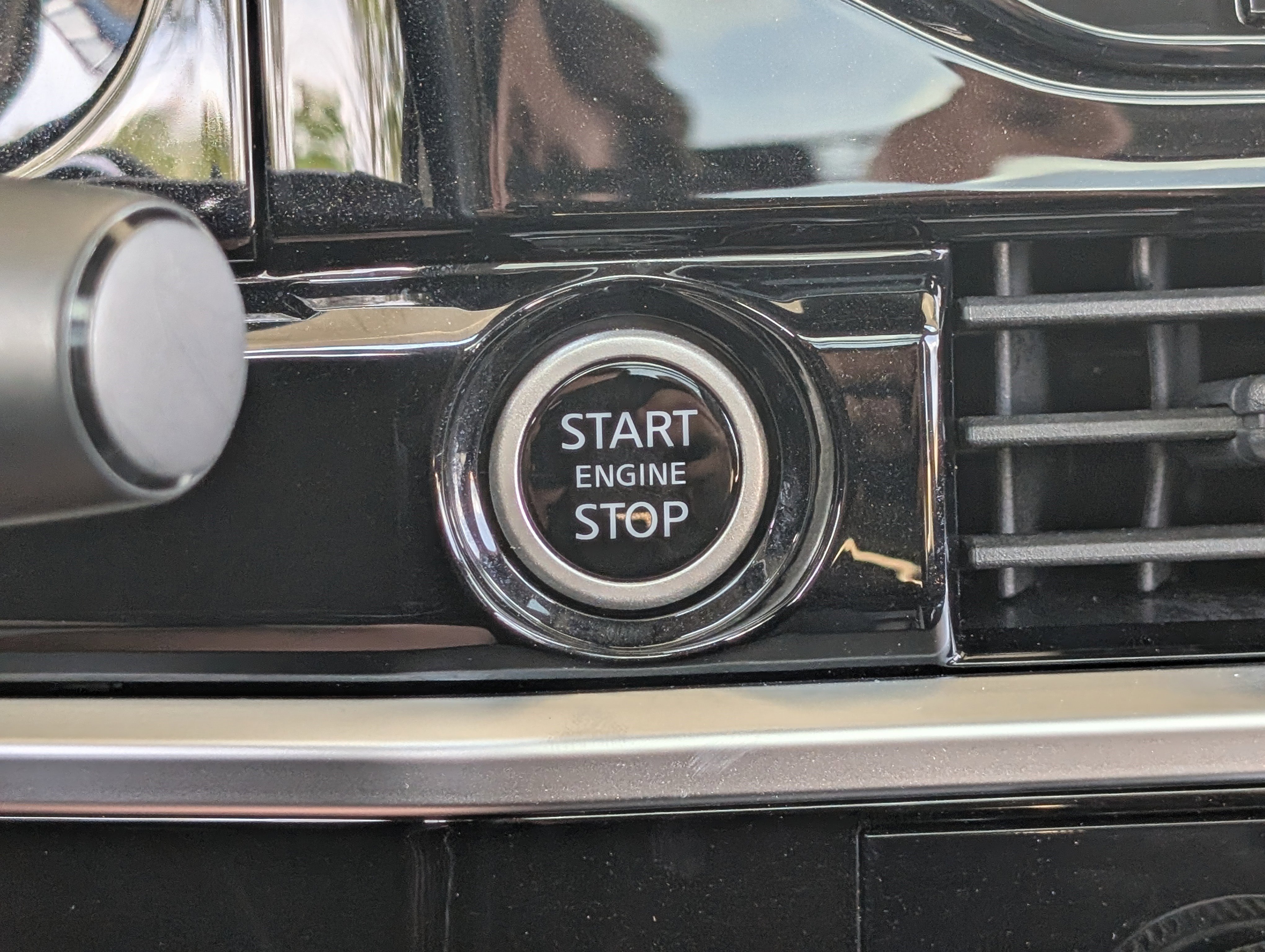 Used 2024 Nissan Pathfinder Platinum w/ Cargo Package image 36