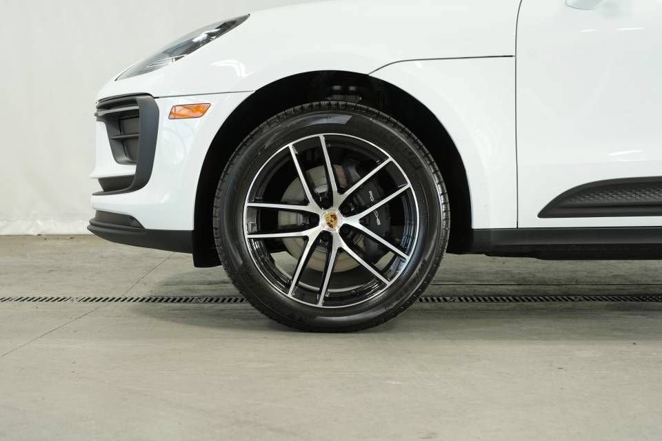 Certified 2025 Porsche Macan AWD/4WD image 42
