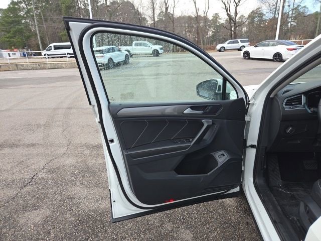 Used 2023 Volkswagen Tiguan SE w/ Panoramic Sunroof Package image 10