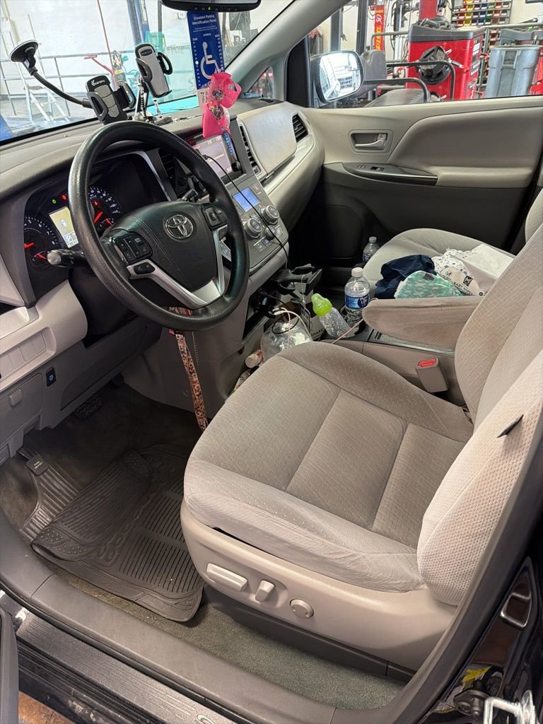 Used 2016 Toyota Sienna LE image 2