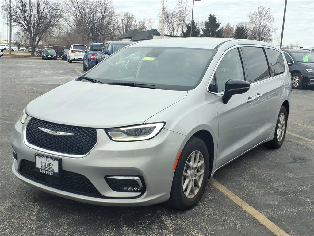 Used 2024 Chrysler Pacifica Touring-L image 37