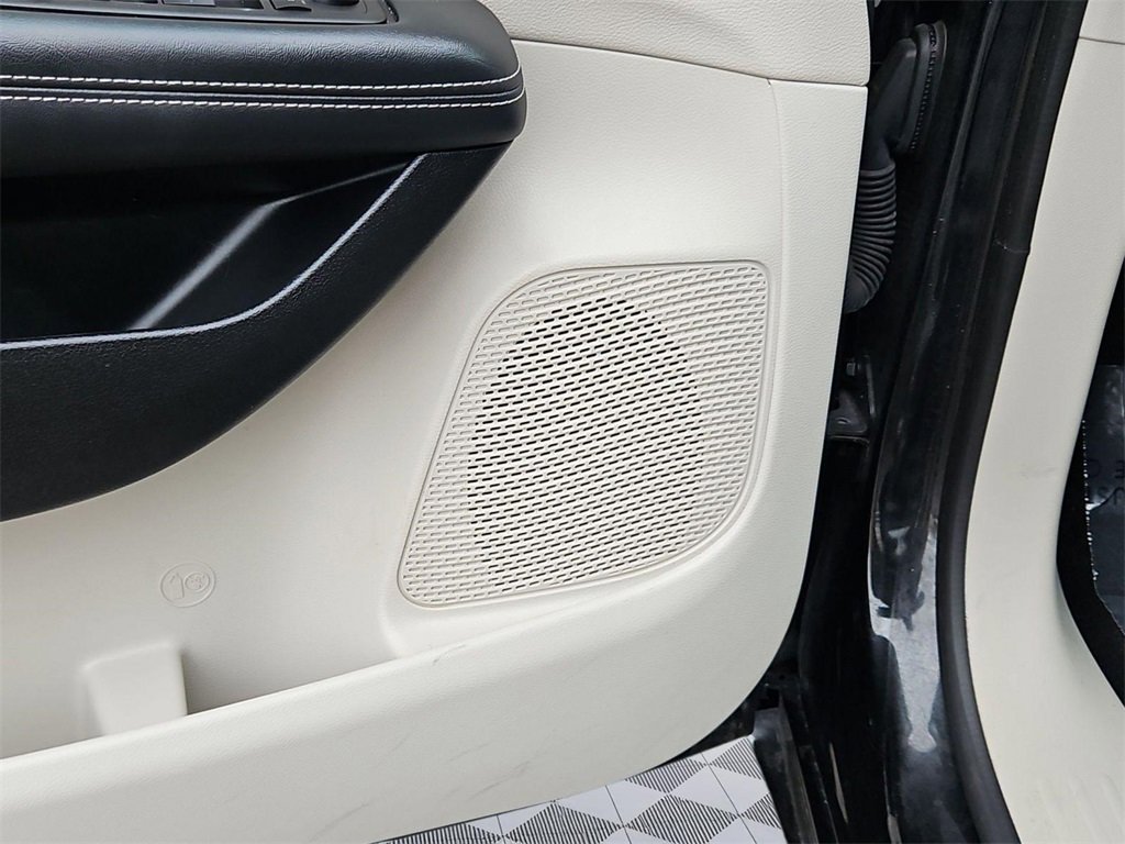 Used 2023 Chrysler Voyager LX image 12