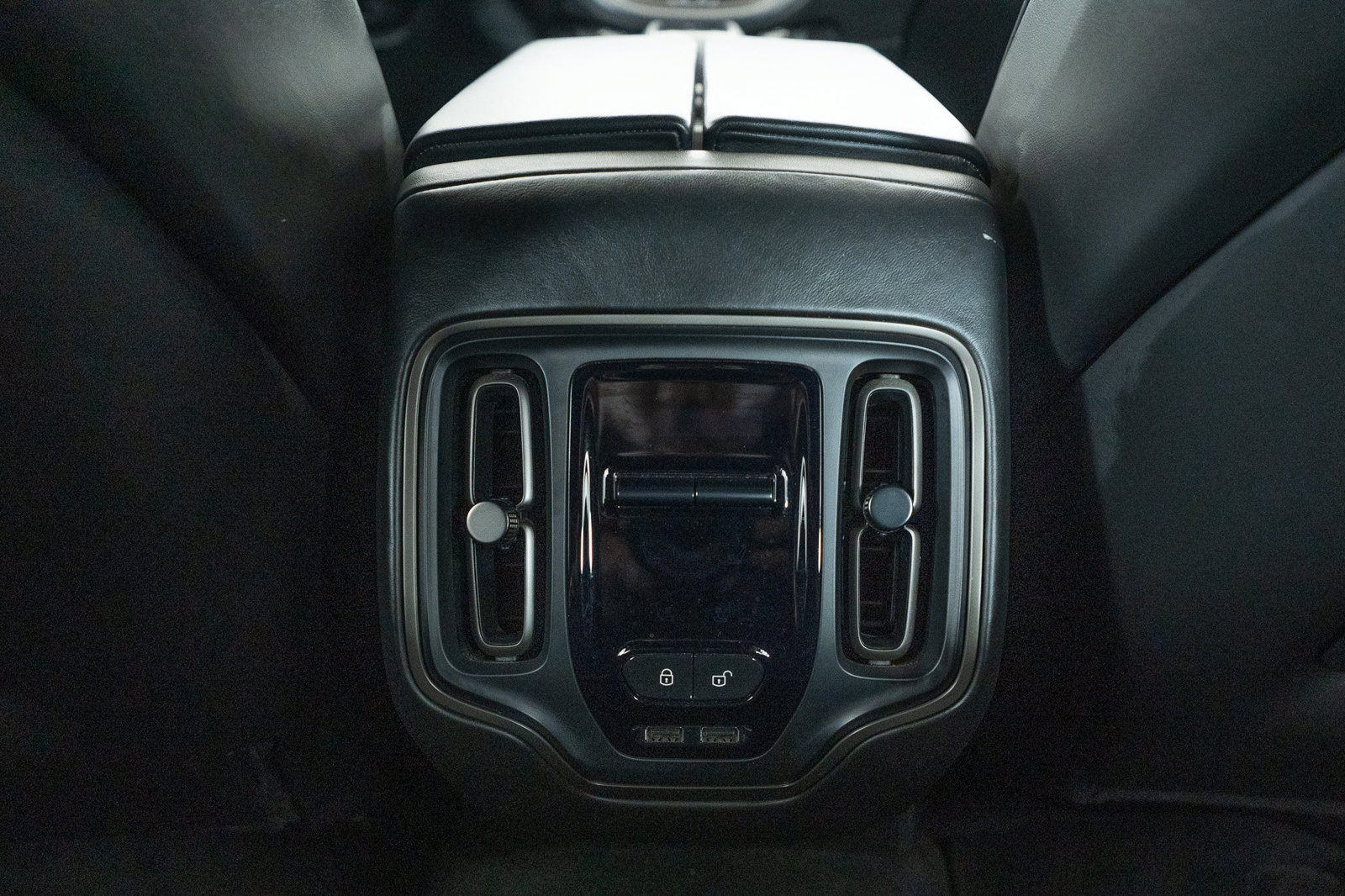 Used 2021 Aston Martin DBX AWD/4WD image 30