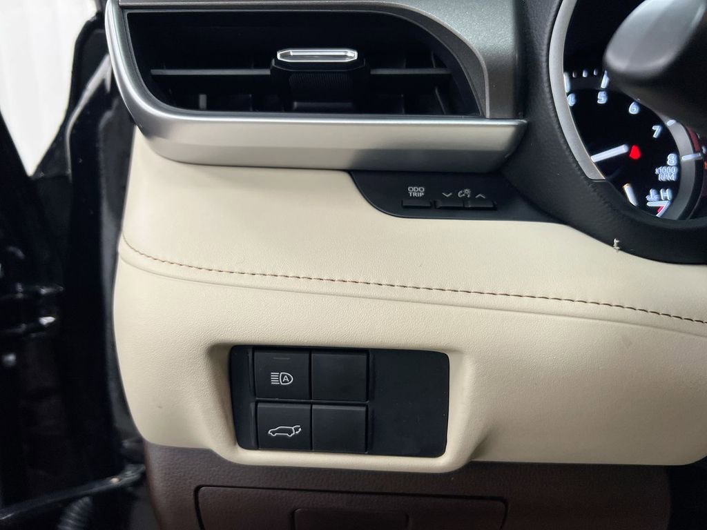 Used 2021 Toyota Highlander XLE image 19