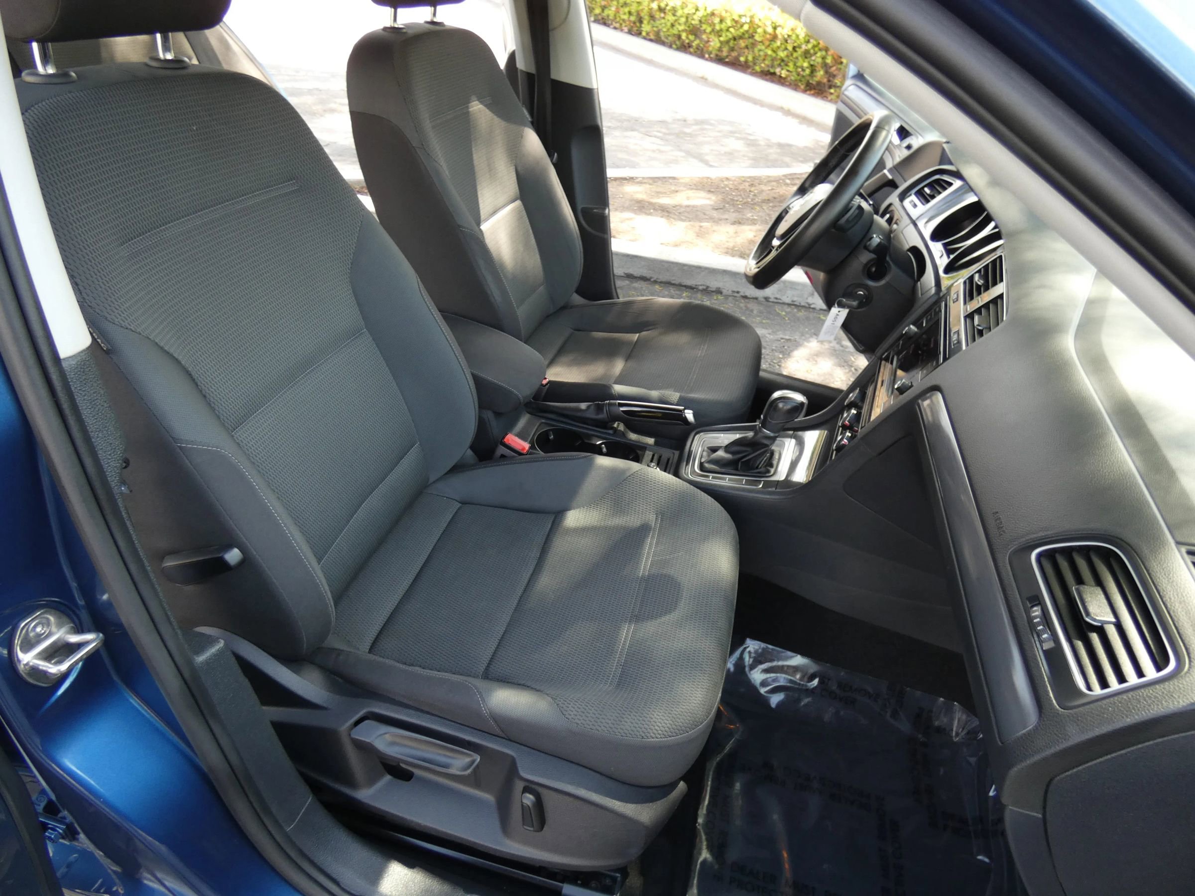 Used 2018 Volkswagen Golf S image 30