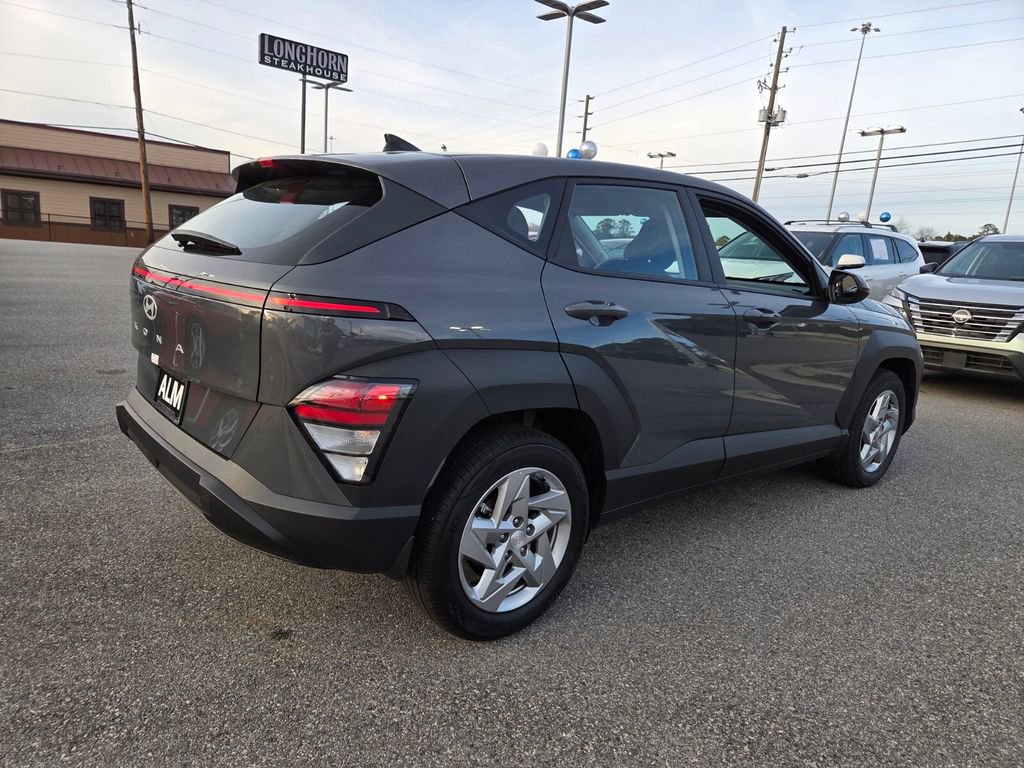 Used 2025 Hyundai Kona SE image 11