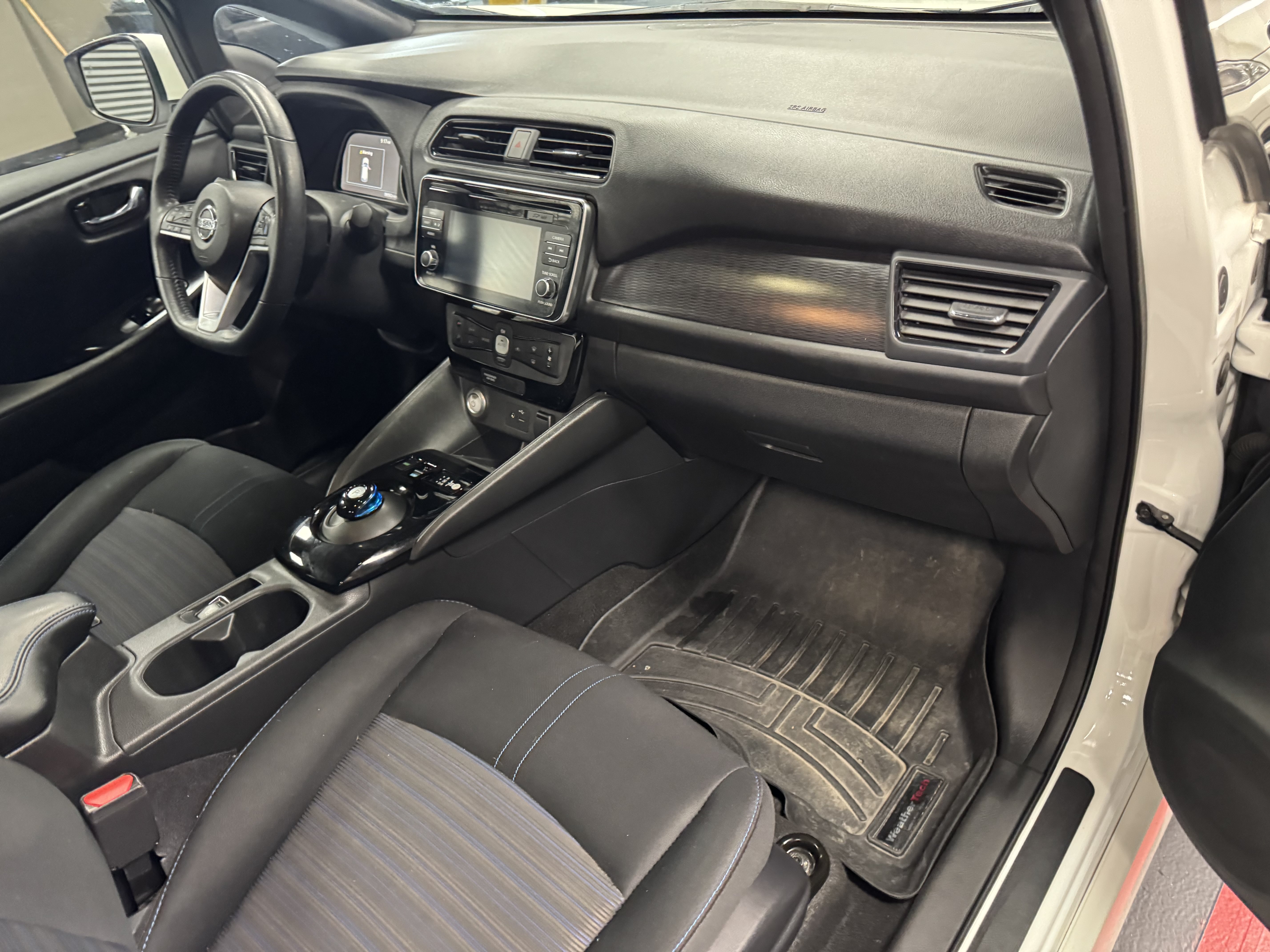 Used 2018 Nissan Leaf SV w/ SV Technology Package FWD image 17