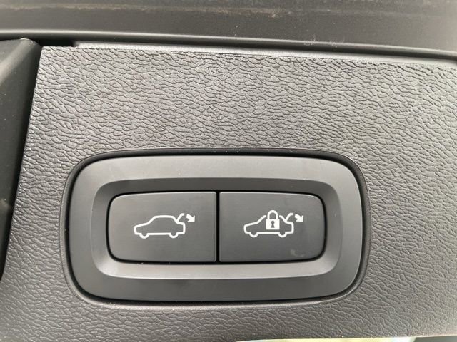 Certified 2023 Volvo XC60 T8 Plus image 10