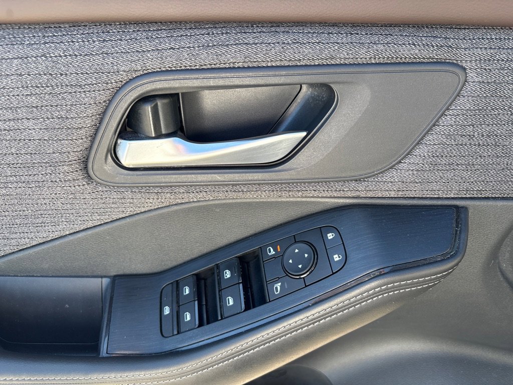 Used 2021 Nissan Rogue SV image 9