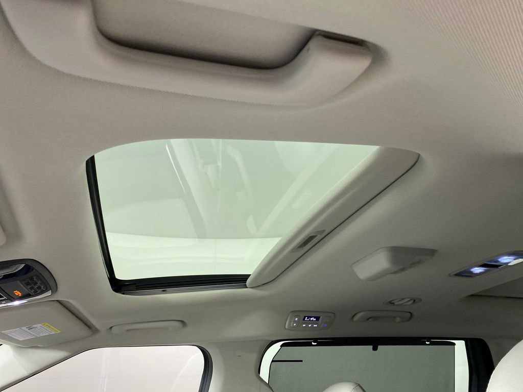 Used 2025 Kia Carnival SX Prestige image 10