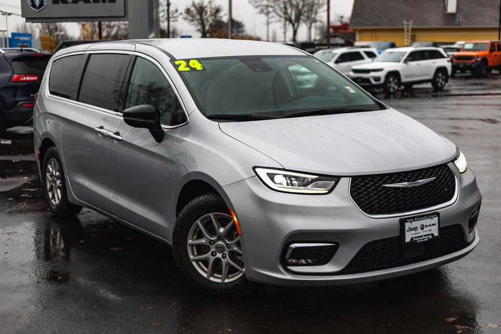 Used 2024 Chrysler Pacifica Touring-L image 2