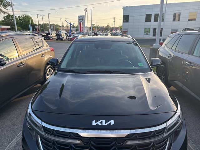 Used 2024 Kia Seltos EX AWD/4WD image 2