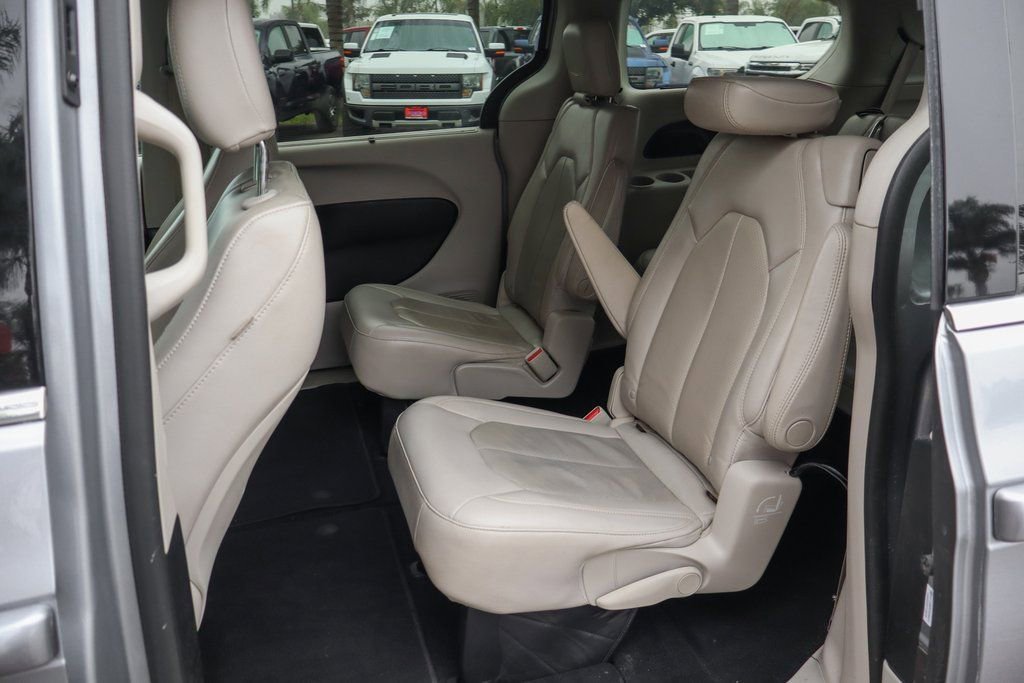 Used 2021 Chrysler Pacifica Touring-L image 42
