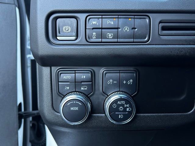 Used 2024 GMC Yukon SLT w/ SLT Luxury Package image 13