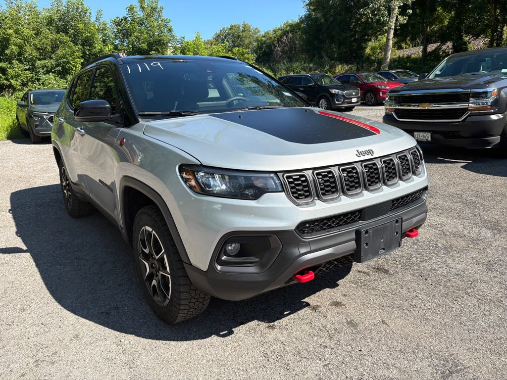 Used 2025 Jeep Compass Trailhawk AWD/4WD image 1