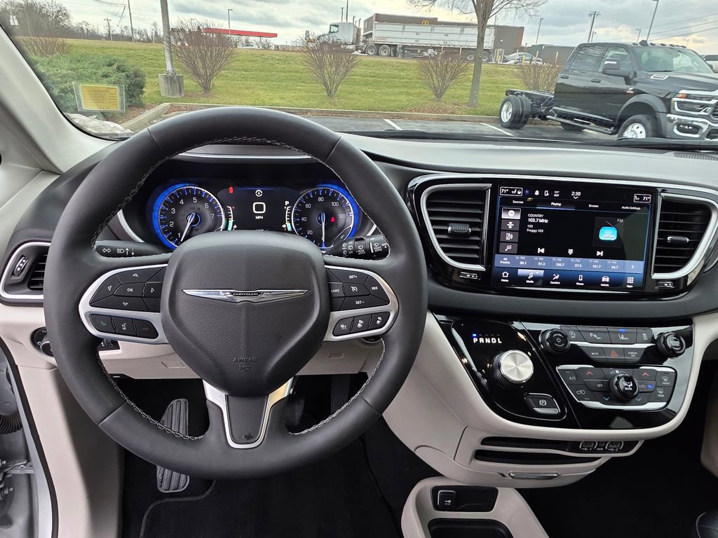 Used 2024 Chrysler Pacifica Touring-L image 15