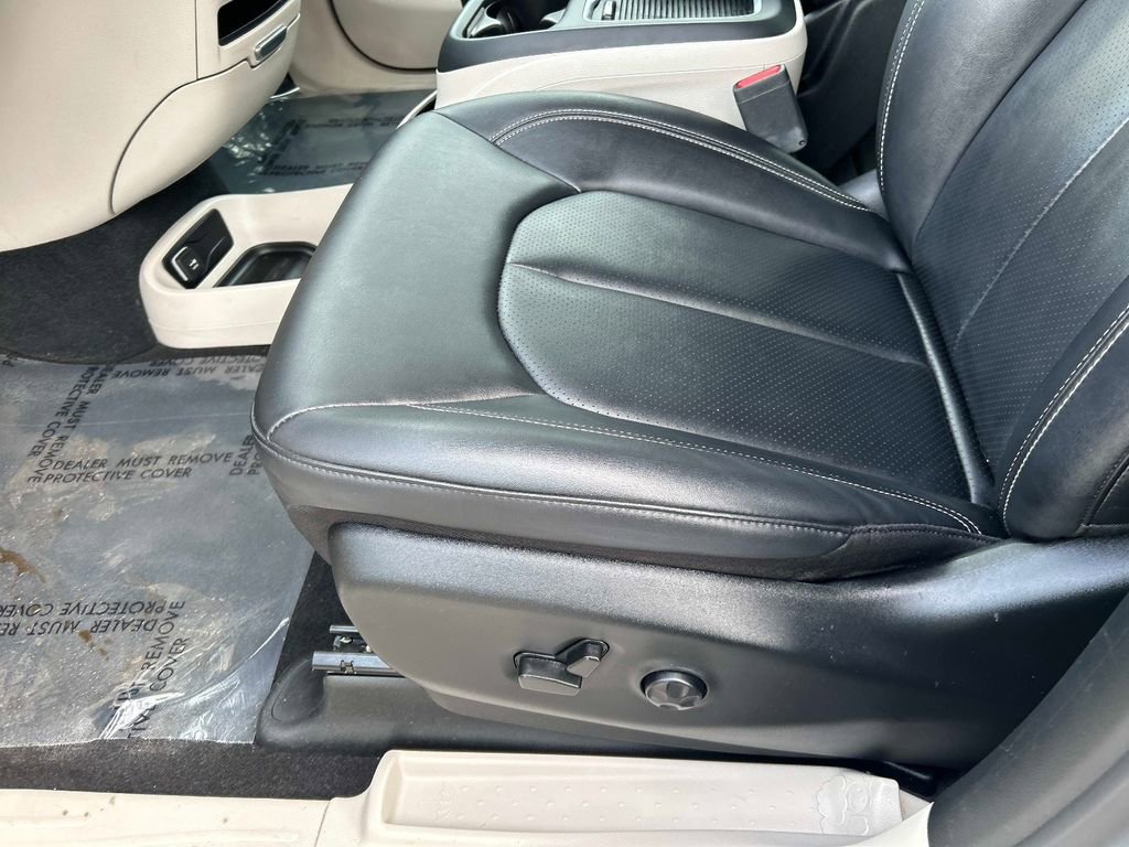 Used 2024 Chrysler Pacifica Touring-L image 22