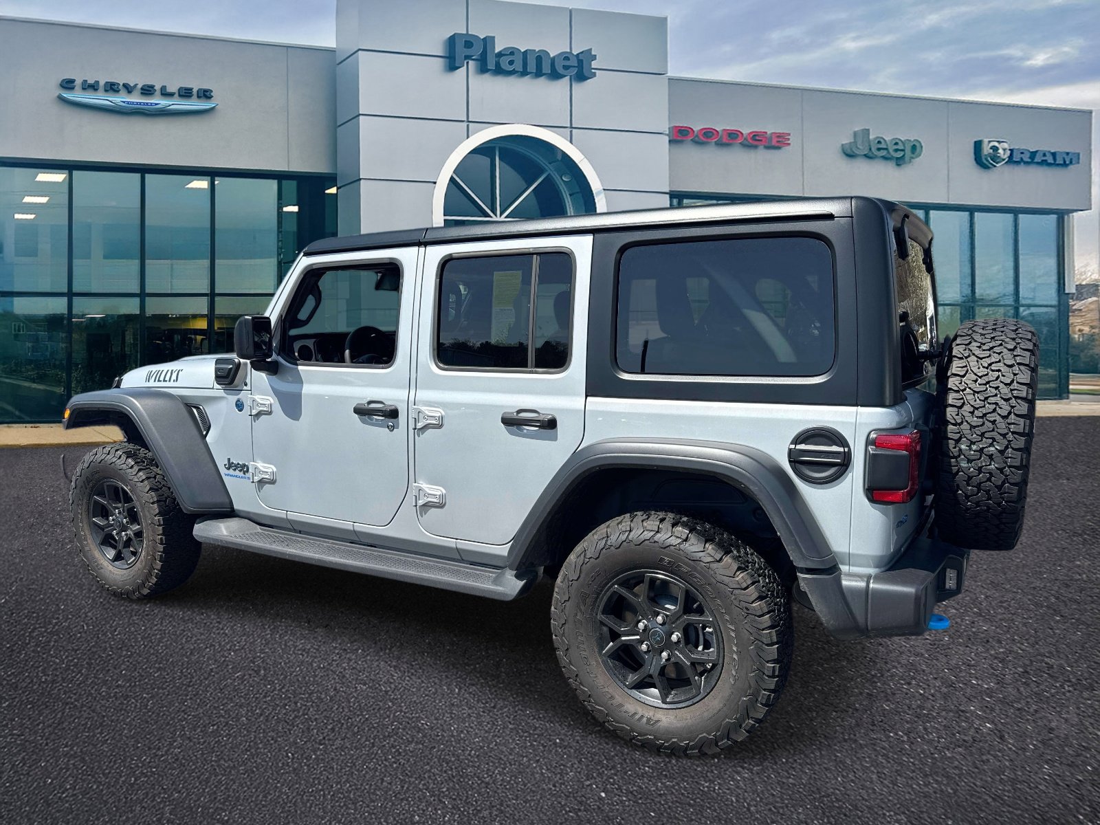 Used 2024 Jeep Wrangler Unlimited image 3