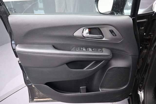 Used 2025 Chrysler Pacifica Select FWD image 15