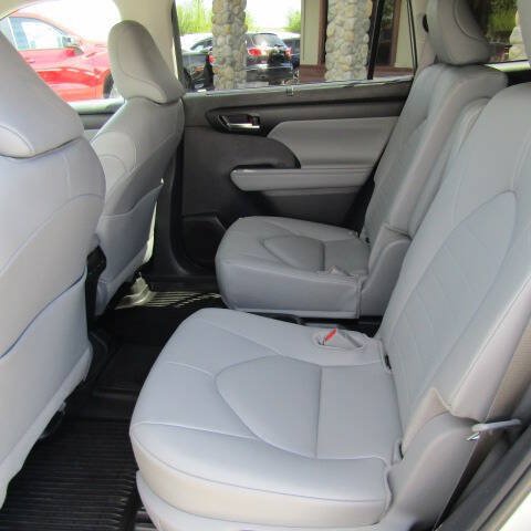 Used 2025 Toyota Highlander XLE AWD/4WD image 7