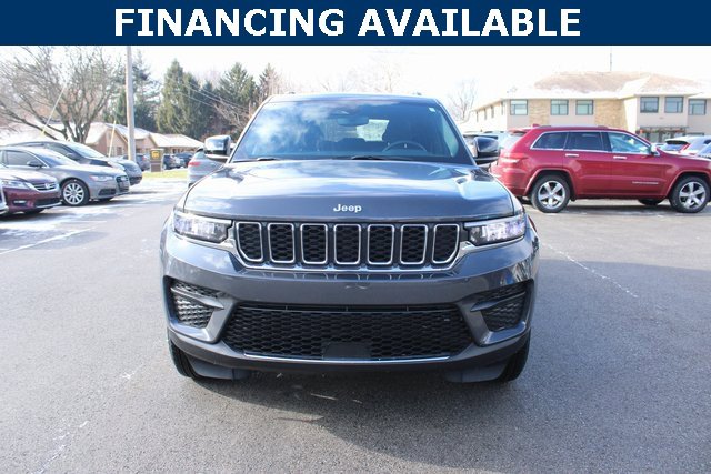 Used 2024 Jeep Grand Cherokee Laredo image 3