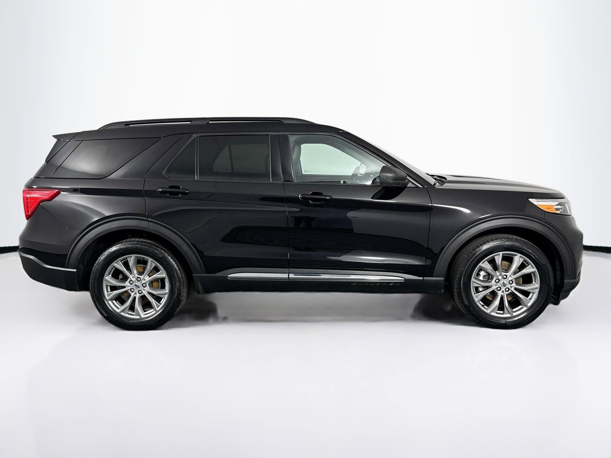 Used 2021 Ford Explorer XLT w/ Equipment Group 202A AWD/4WD image 12