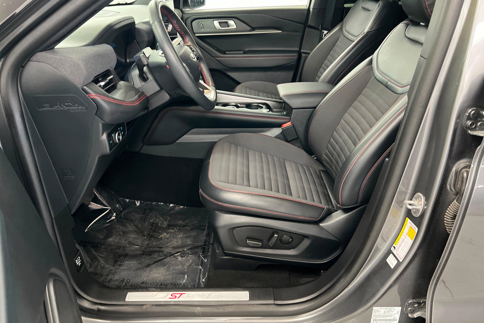 Used 2025 Ford Explorer ST-Line w/ ST-Line Street Pack AWD/4WD image 18
