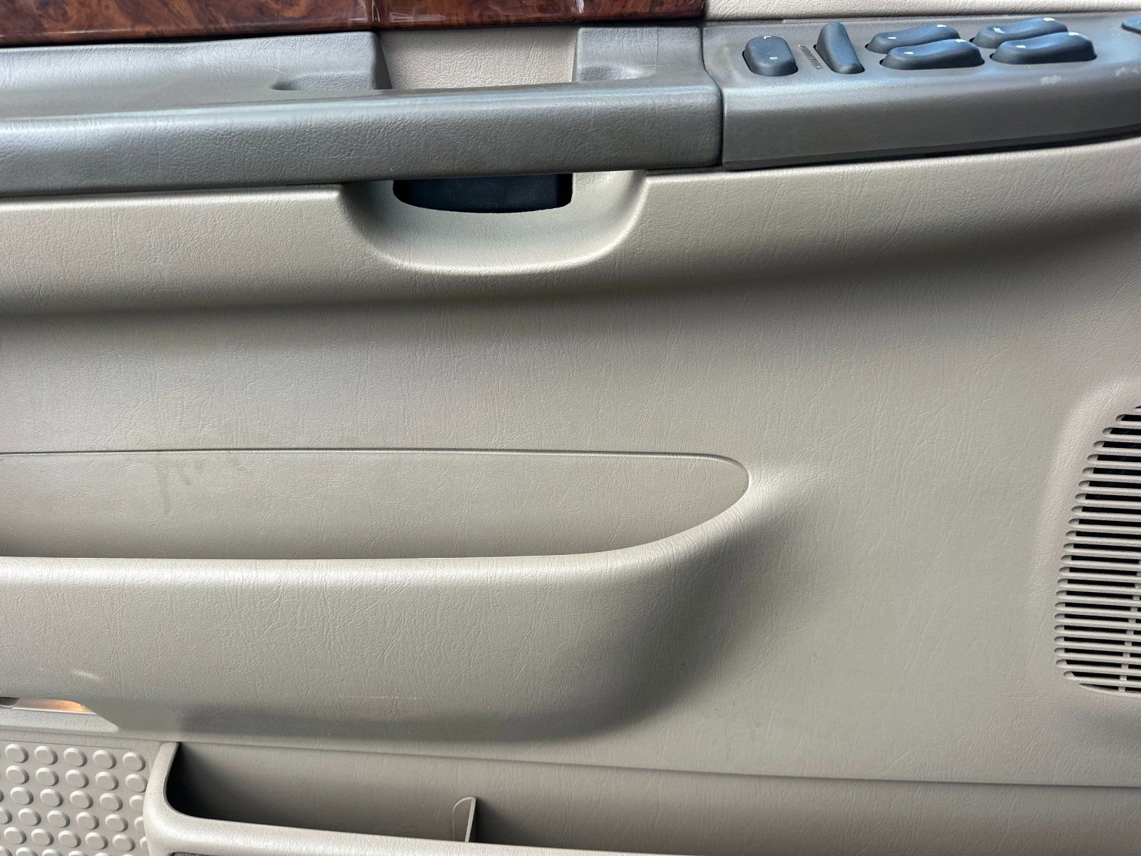 Used 2001 Ford Excursion Limited image 10