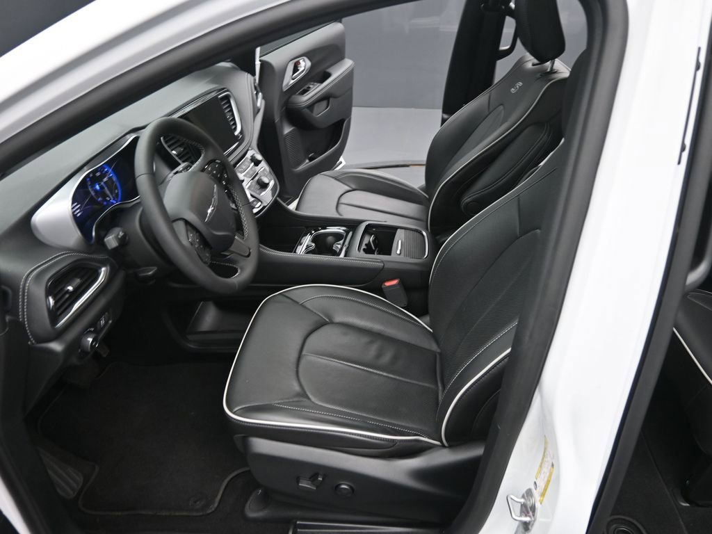 Used 2025 Chrysler Pacifica Limited image 10