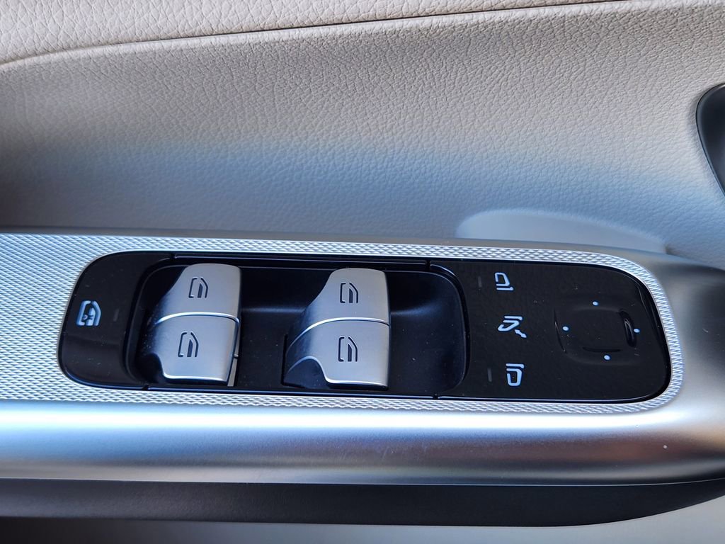 Used 2024 Mercedes-Benz GLC 300 4MATIC image 23