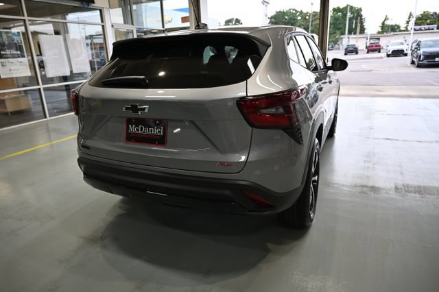 New 2026 Chevrolet Trax RS w/ Sunroof Package FWD image 5