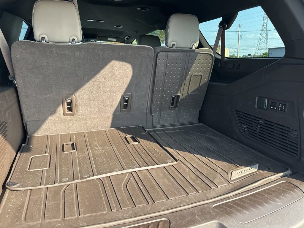 Used 2022 Chevrolet Suburban LT w/ Luxury Package image 31