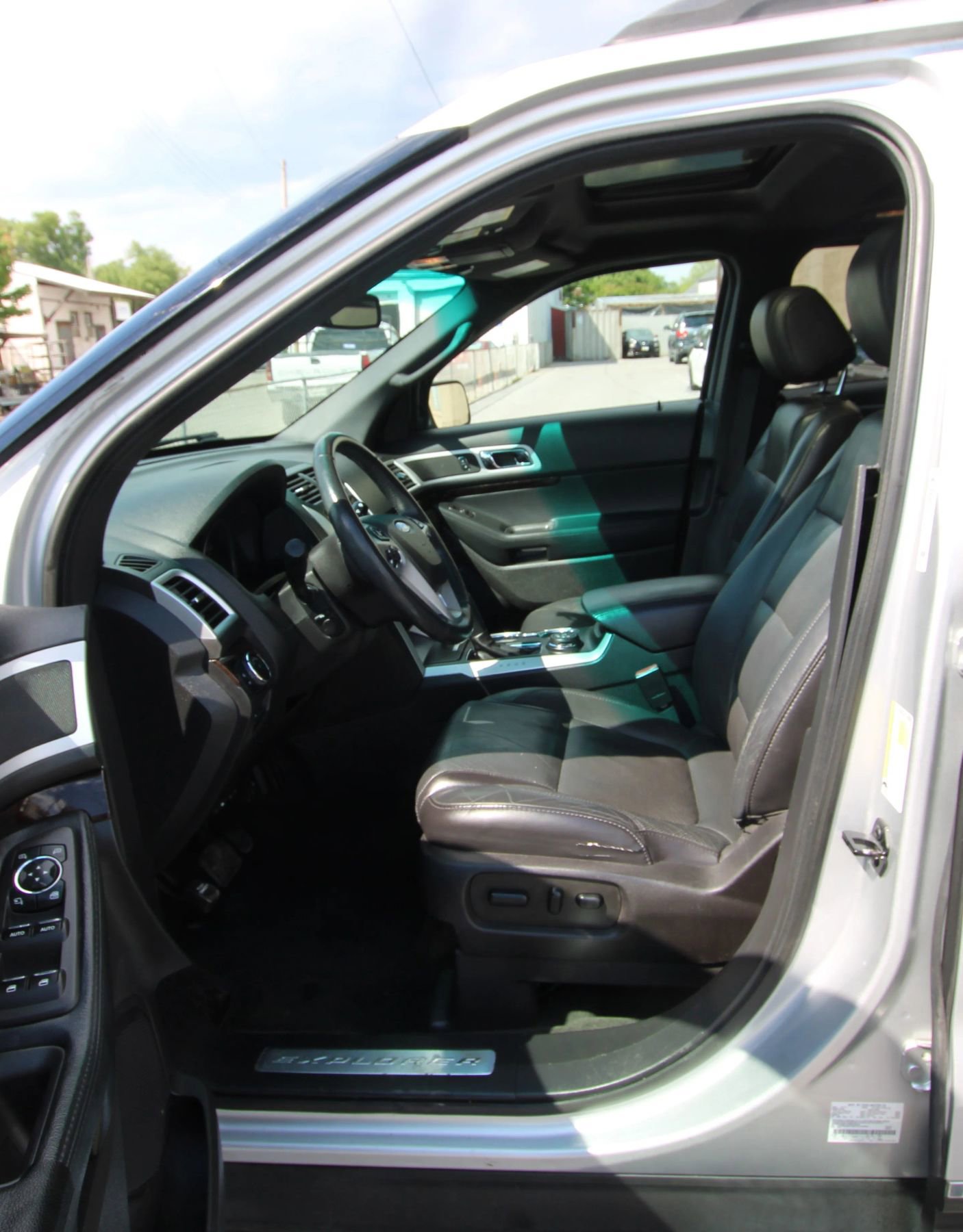 Used 2014 Ford Explorer Limited w/ Equipment Group 301A AWD/4WD image 9