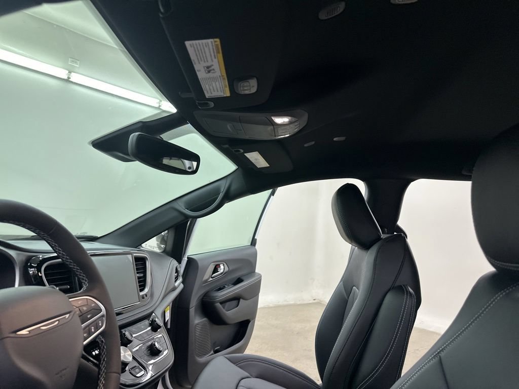 New 2027 Chrysler Pacifica Select FWD image 30