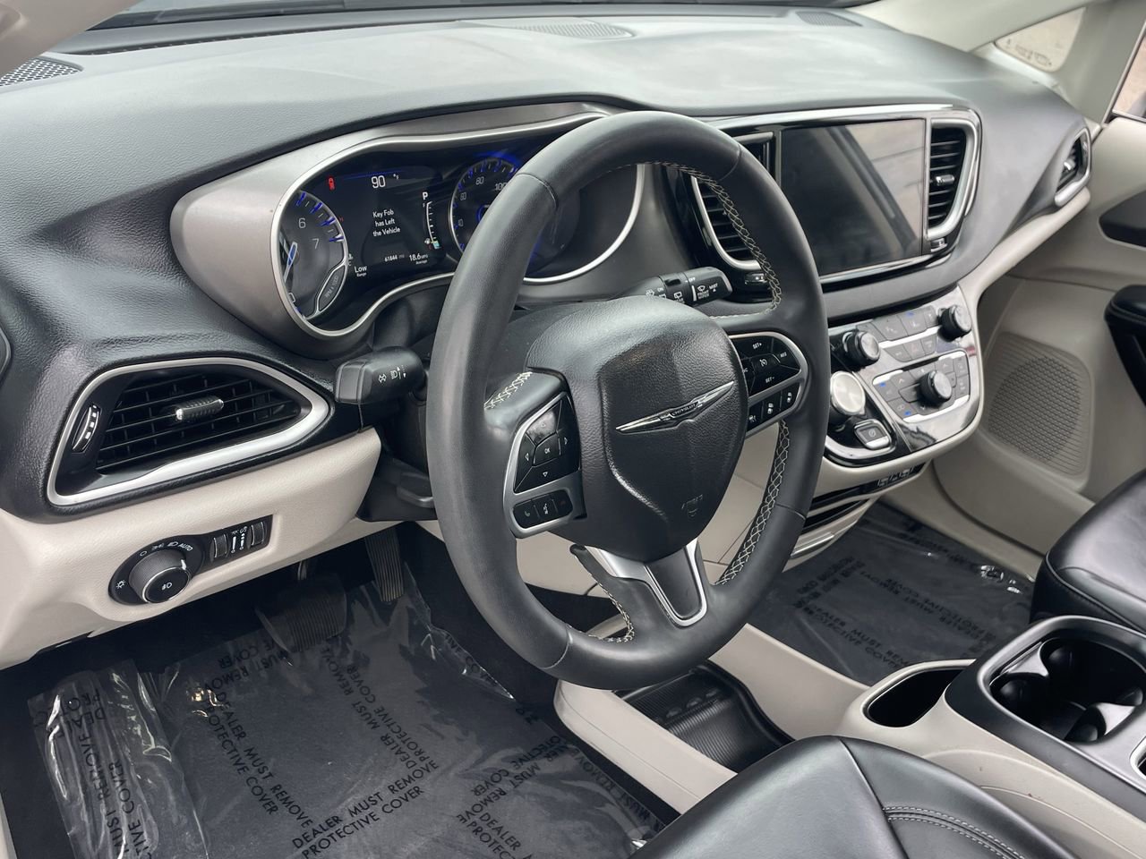 Used 2023 Chrysler Pacifica Touring-L image 23